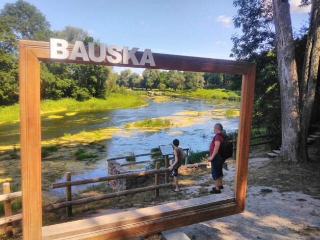 Diemžēl kādam nepatika šāds skaists, “dabisks” foto rāmis un to sapostīja. Nu Bauskas viesiem kādu laiciņu jāiztiek bez skaistām fotosesijām.