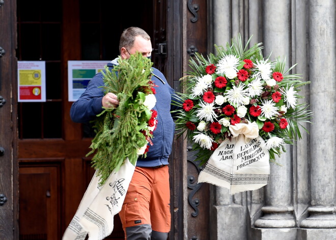 FOTO: Rīgas Domā atvadās no pazīstamās Latvijas diplomātes Ainas Nagobads-Ābolas