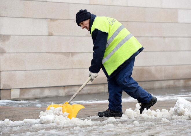 Принудительно почистят тротуар и выставят счет: в Риге недобросовестным собственникам придется заплатить за уборку территории