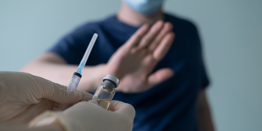 Антиваксеры, работающие в государственных учреждениях, планируют, как избежать прививки от Covid-19