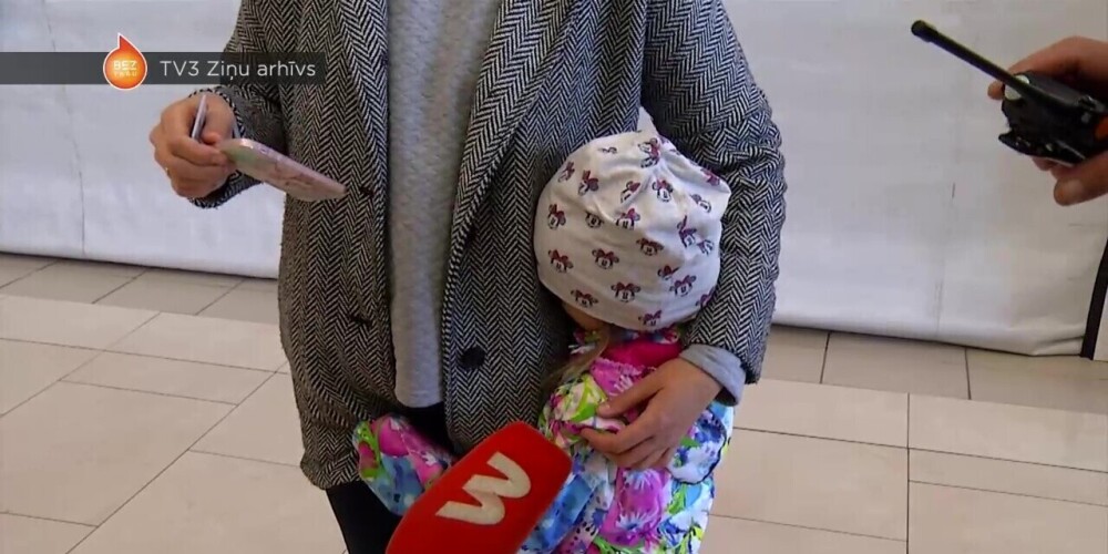 "Младенцу тоже нужен QR-код!": привитых родителей с маленькими детьми не пускают в рижские супермаркеты