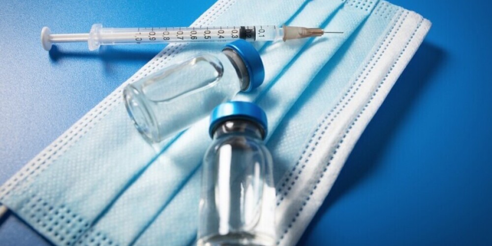 В Латвии по подозрениям в фиктивной вакцинации задержаны три человека, в том числе два медработника