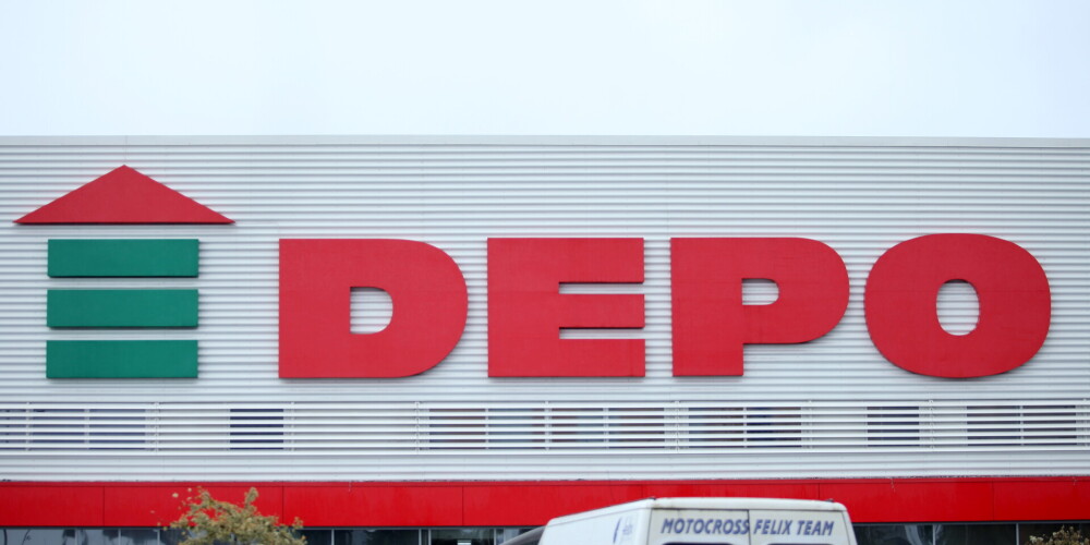 "Ситуации разные бывают": мужчина у магазина Depo вызвался помогать непривитым получить необходимый товар