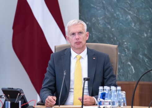 Ministru prezidents Krišjānis Kariņš (JV).