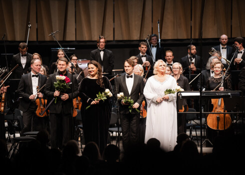 FOTO: ar draugiem uz skatuves un zālē Cēsīs izskan Andrejam Žagaram veltīts opermūzikas koncerts