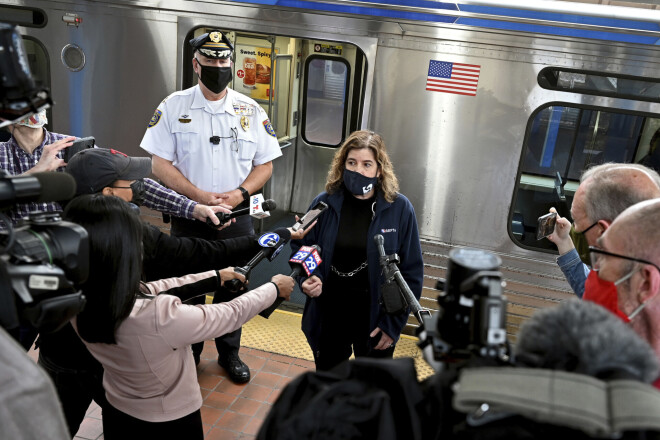 "SEPTA" pārstāve runā ar medijiem