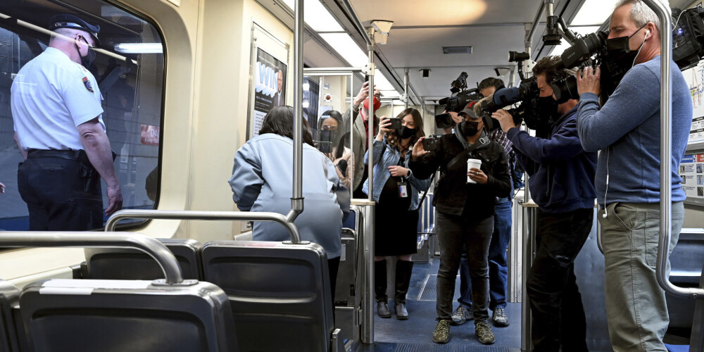 Cilvēku priekšā vilcienā Filadelfijā izvarota sieviete. Pasažieri noskatījās, bet neko nedarīja