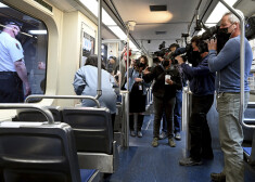 Cilvēku priekšā vilcienā Filadelfijā izvarota sieviete. Pasažieri noskatījās, bet neko nedarīja