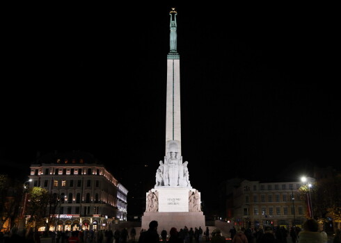 Izgaismotais Brīvības piemineklis.