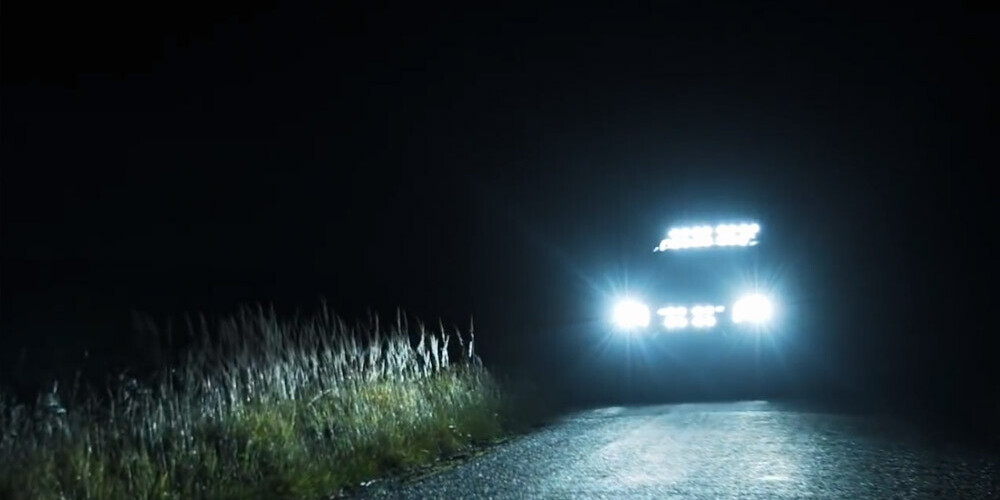 Adaptīvais papildlukturis automātiski spēj izslēgt vienu vai otru pusi, novēršot pretimbraucēju apžilbināšanu.