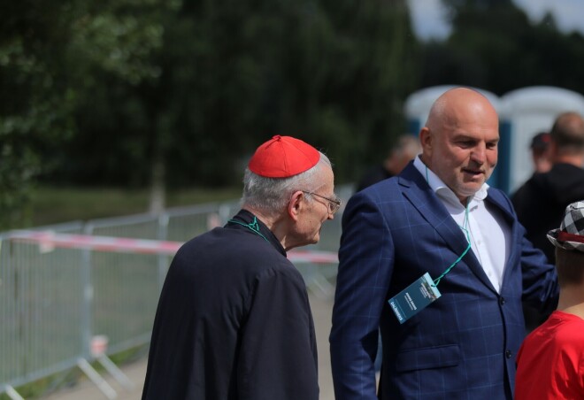 Bijušais Aglonas domnieks Aivars Smans regulāri parādās gan Gobzema, gan Šlesera demonstrācijās. Kādos tradicionālo ģimeņu svētkos Smans un viņa domubiedri bija pamanījušies piesaistīt pat Romas katoļu baznīcas kardinālu Jāni Pujatu (attēlā).