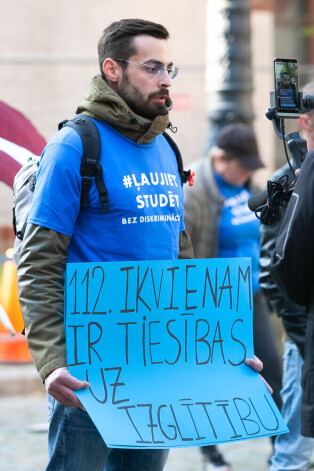 RSU students Artūrs Zvaigzne pie Saeimas protestē pret “nevakcinēto studējošo diskrimināciju”. Pats Artūrs studē medicīnu.