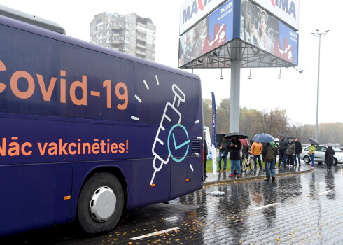 Izbraukuma vakcinācijai pret Covid-19 speciāli pielāgotais autobuss.