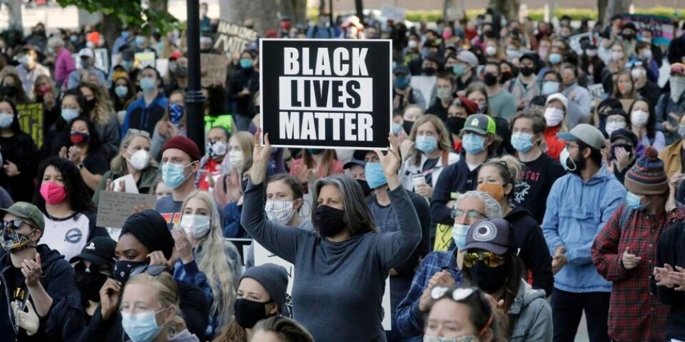 Black Lives Matter ("Жизни чернокожих имеют значение") - основанное в 2013 году в США международное движение активистов, которые выступают против насилия в отношении чернокожего населения. Летом 2013 года в социальных сетях впервые был использован хештег #BlackLivesMatter. Причиной послужило оправдание Джорджа Циммермана, убившего афроамериканского подростка Трэйвона Мартина. Black Lives Matter организует акции протестов, митинги, демонстрации в связи со случаями насилия и убийств со стороны полицейских при исполнении ими служебных обязанностей, а также против расовой дискриминации.