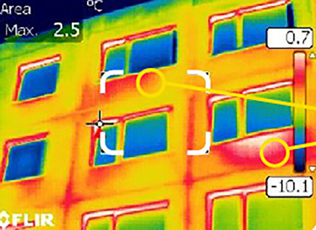 Termogrāfijas apskates rezultāts: izteikti sarkana krāsa zem loga acīmredzami parāda, ka dzīvoklī esošā radiatora siltums tiek izvadīts caur sienu, nevis uz dzīvokli. Šajā konkrētajā gadījumā būtu ieteicams aiz radiatora izvietot speciālu siltuma atstarojošo folija plēvi.