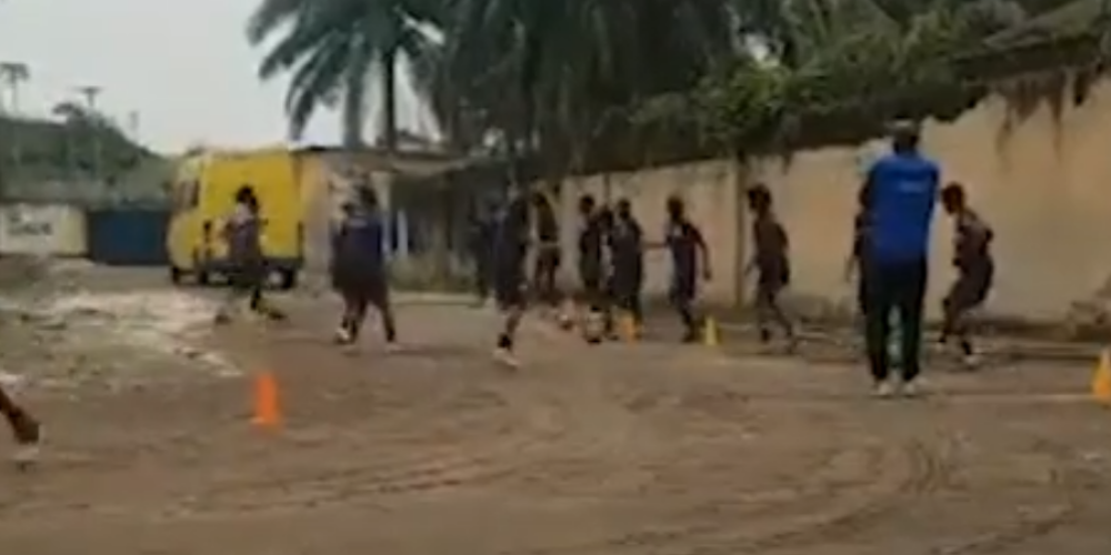 VIDEO: futbola pasauli satriec apstākļi, kādos dzīvo un trenējas Kongo jaunās futbolistes