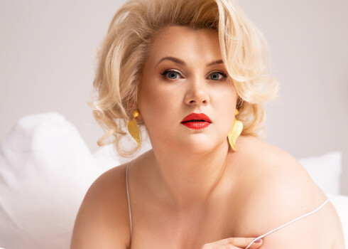 "Partnerattiecībām kā kopdzīvei noteikti neesmu gatava... Viennozīmīgi. Arī maniem bērniem ir jāizaug, un man jāsadziedē tas, kas jāsadziedē. Iepazīties un atrast kādu cilvēku, ar ko pavadīt kopā laiku, – jā, šāda formāta attiecībām esmu gatava. Un, ja pie apvāršņa parādīsies cienījams cilvēks, tā arī notiks. Dotajā brīdī pie apvāršņa tāds nav parādījies, un neesmu arī uzsākusi aktīvu meklēšanu. Nav bijis nepieciešams," saka Indra.