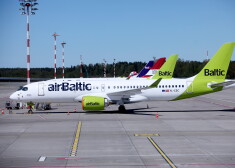 Lidsabiedrības "airBaltic" lidmašīna starptautiskajā lidostā "Rīga".