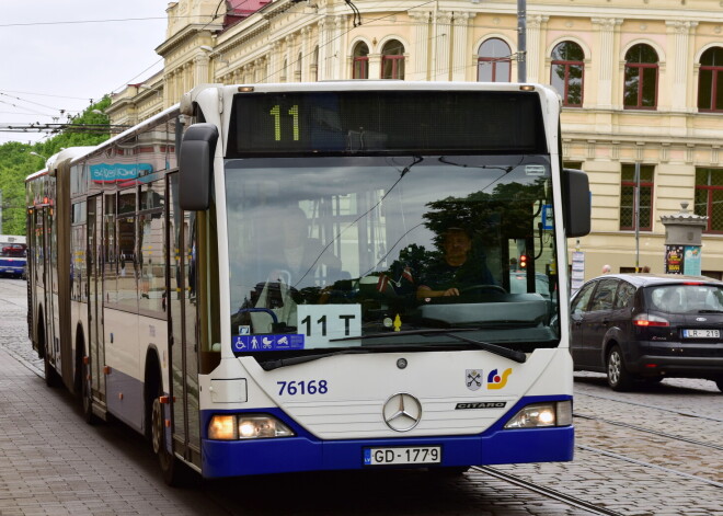 Kādi ierobežojumi noteikti sabiedriskajam un privātajam transportam?