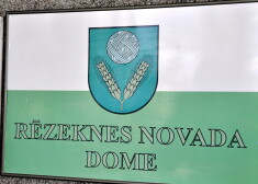 Izkārtne pie Rēzeknes novada domes ēkas.