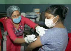 Indijā injicēta miljardā Covid-19 vakcīnas deva; grasās atsākt vakcīnu eksportu