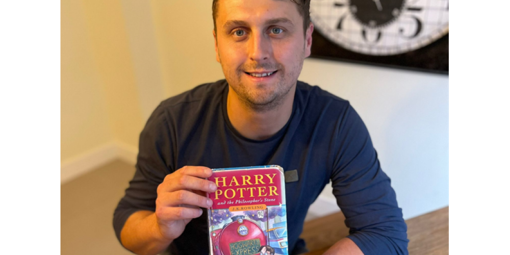 Гарри Поттер продал редкую книгу о Гарри Поттере