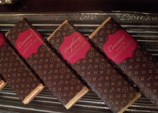 Шоколад и макароны с логотипом Louis Vuitton