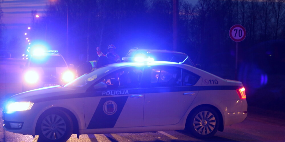 Доставить в суд не удалось, рассмотрение дела отложено: полицейский-аварийщик уехал в Швецию