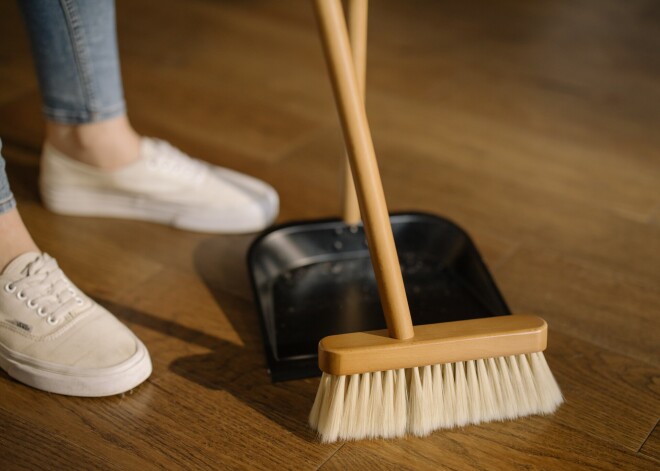 Slota tīri slauka, bet - vai pati slota ir tīra?