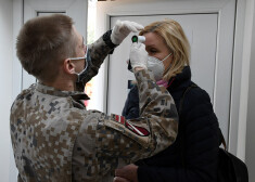 Zemessargi un karavīri organizē iedzīvotāju plūsmu pie vakcinācijas centru ieejas un vakcinācijas centros, kā arī sniedz atbalstu vakcinēto personu novērošanā uzreiz pēc vakcinācijas.