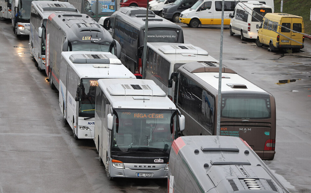 Latvijai draud pasažieru pārvadātāju krīze, jo daļa no šoferiem atsakās vakcinēties
