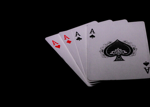 Nacionālajā nemateriālā kultūras mantojuma (NKM) sarakstā iekļauta Latvijas kāršu spēle zolīte.