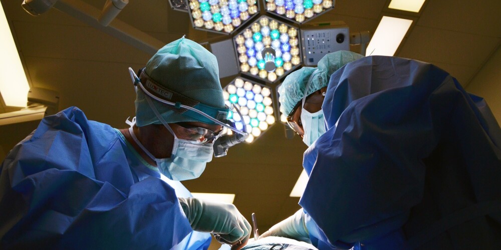 ASV ķirurgi cilvēkam transplantē cūkas nieres
