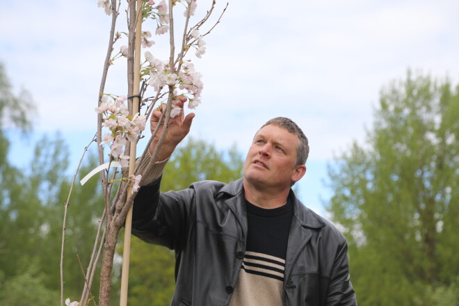 “Dārza veidošana prasa daudzus gadus. Stādot kokus, nekad nevari zināt – līdz brīdim, kad viss izskatīsies, kā iecerēts, es varbūt arī nenodzīvošu,” aizdomājas Džastins.