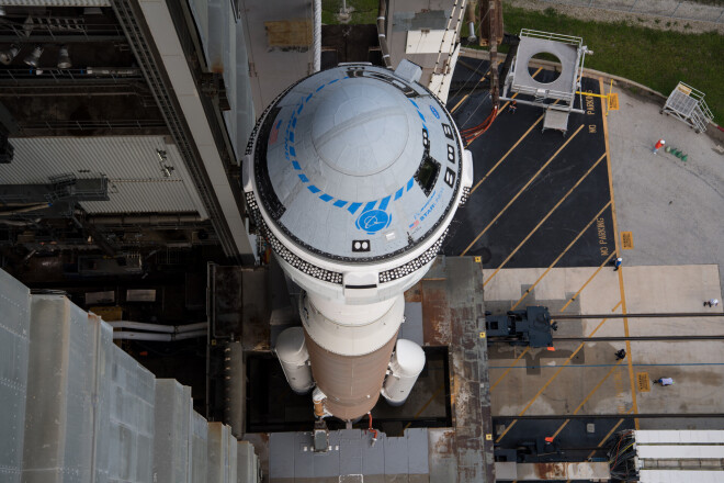 "Boeing CST-100 Starliner".