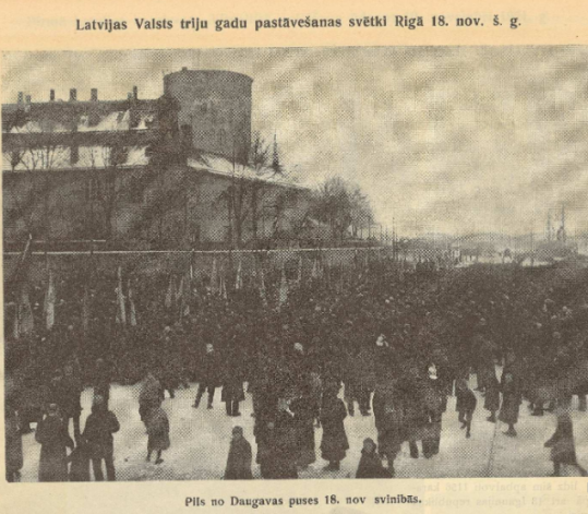 Vienu no nedaudzajām, teju vai vienīgo fotoreportāžu, par 1921. gada 18. novembra svinībām Daugavmalā pie Rīgas pils varam ieraudzīt “Ilustrētajā Žurnālā”.