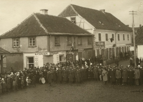 Tieši pirms simts gadiem Latvijas tauta 18. novembrī tā pa īstam apzinājās, ka dzīvo savā valstī (attēlā: 18. novembra svinības Tukumā, tiesa gan – dažus gadus vēlāk, 1923. gadā).