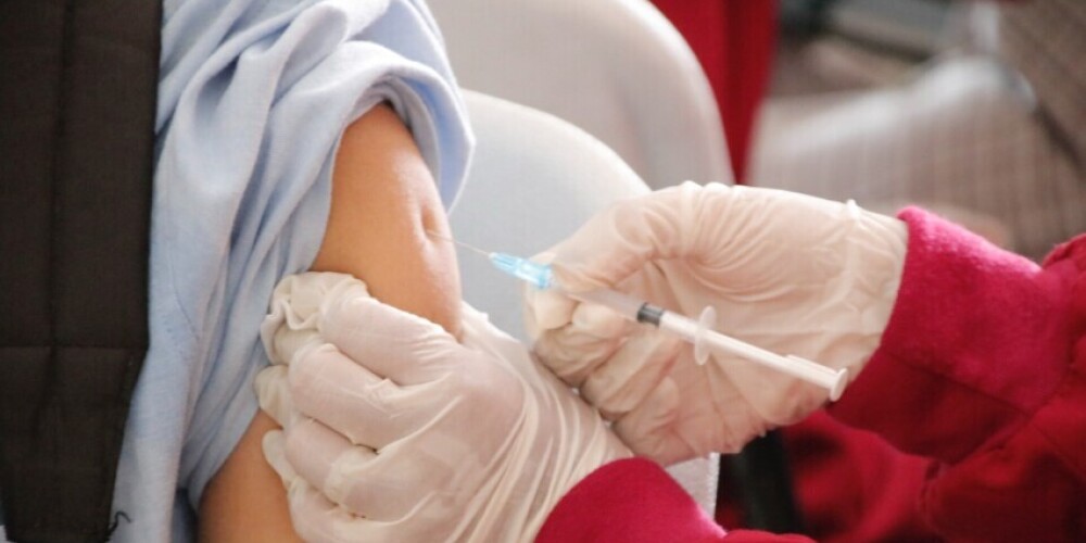 Vakcinācijas pret Covid-19 temps jau otro nedēļu saglabājas nemainīgi augsts