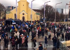 Par spīti lietum, protesta akcijā piedalās tūkstošiem cilvēku.