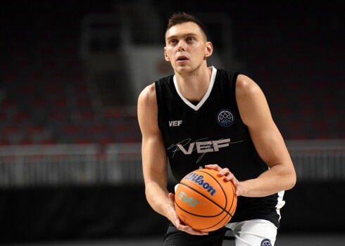 "VEF Rīga" rindās "double-double" sakrāja Iļja Gromovs, gūstot 13 punktus un izcīnot 11 atlēkušās bumbas.