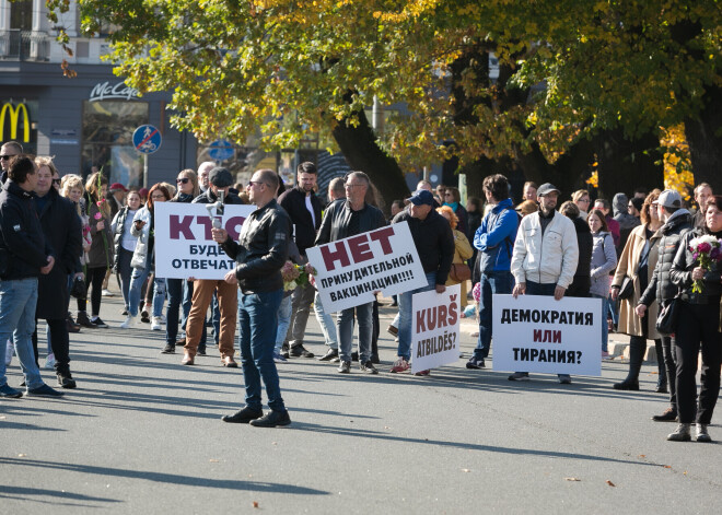 "Ситуация с вакцинацией показала глубинные проблемы в нашем обществе": политолог рассуждает о том, почему до русских "не достучаться"