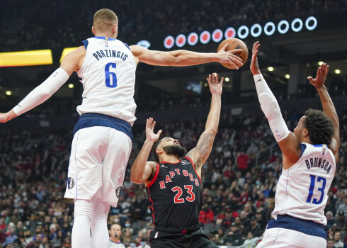 VIDEO: Porziņģim "double-double" uzvarā pār "Raptors"; Kristaps izgāž dusmas uz pretinieku