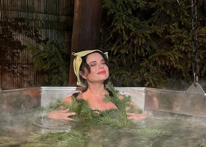 "Еще одна Волочкова": полуголая Наташа Королева прикрылась в купели еловыми ветками