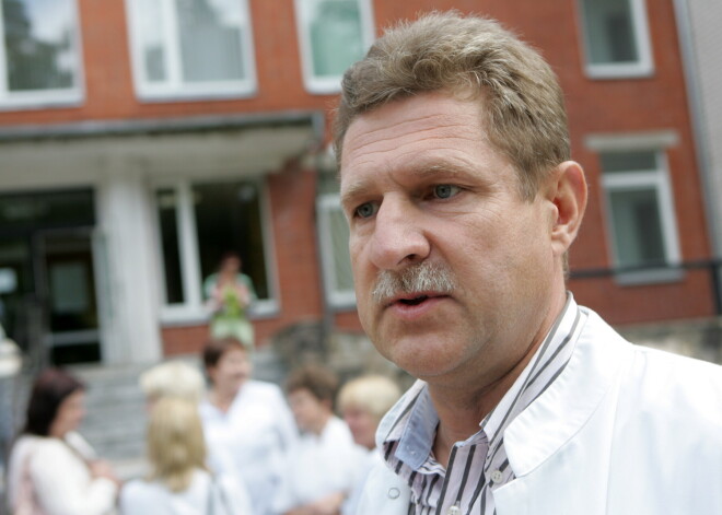 Ogres slimnīcas vadītājam nav izdevies pārliecināt vakcinēties savu tēvu; saslimusi visa ģimene