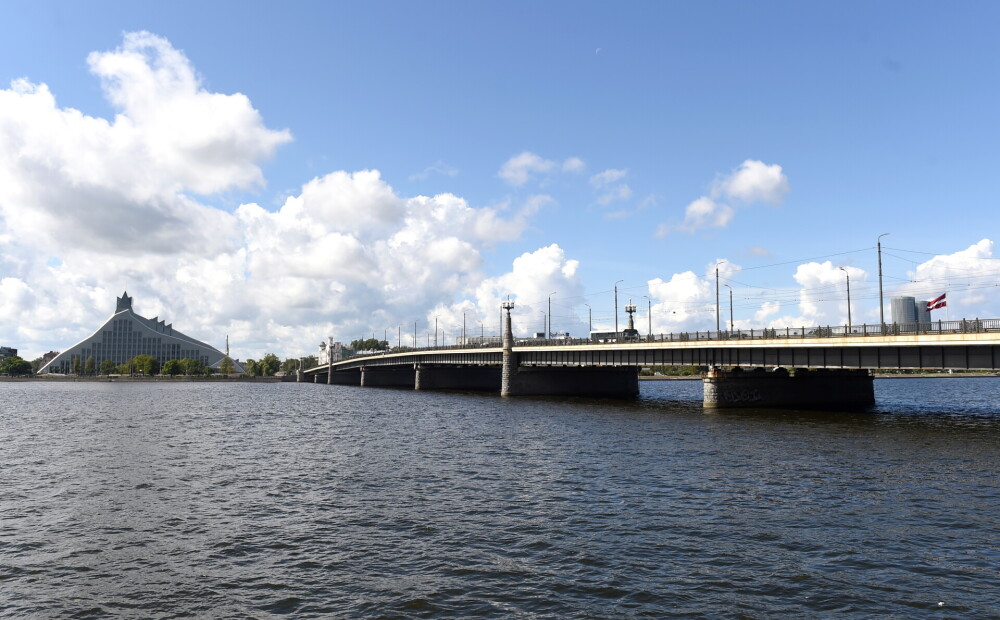 A car entered and sank off the Stone Bridge in the Daugava;  found dead