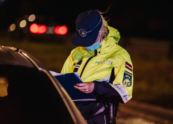 Māte ar meitu pieturā Tadaiķos sarīko teātri - piedraud policistiem iemest ar šautriņu un saplēš formastērpu