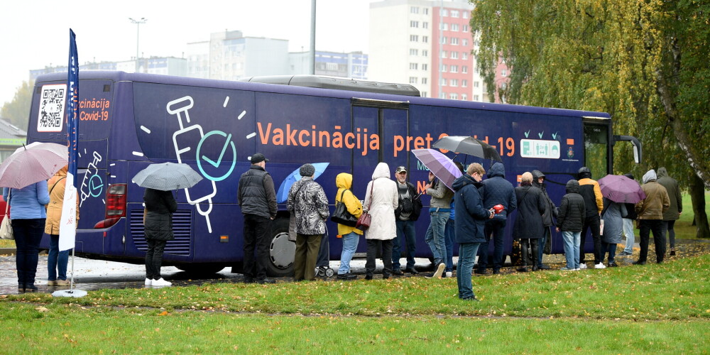 Vairākās Rīgas apkaimēs varēs vakcinēties pret Covid-19 vakcinācijas autobusos
