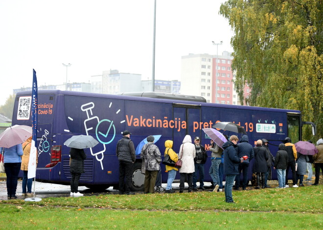 Vairākās Rīgas apkaimēs varēs vakcinēties pret Covid-19 vakcinācijas autobusos