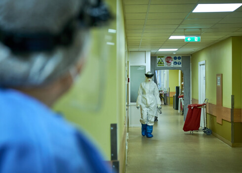 Liepājas slimnīcā lemj par atsevišķu nodaļu slēgšanu Covid-19 pacientu pieplūduma dēļ