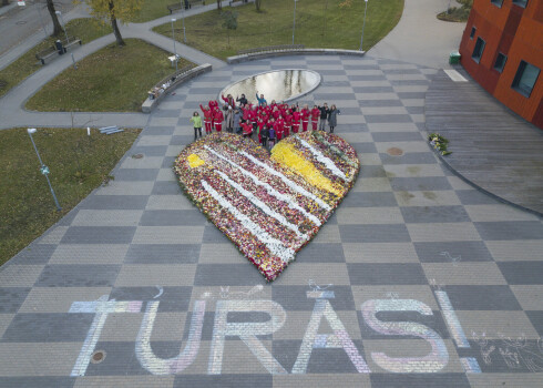 FOTO: "DEPO" medicīnas darbiniekus iepriecina ar 30 000 ziedu sirdi